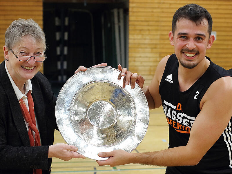 Kevin Eichelsd&ouml;rfer und Brigitte Cleary, Rektorin des Dientzenhofer-Gymnasiums, posieren 2024 mit der Silberschale.