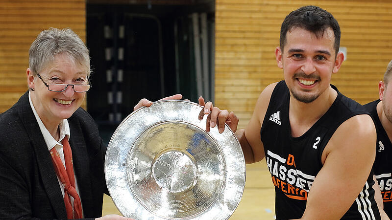 Kevin Eichelsd&ouml;rfer und Brigitte Cleary, Rektorin des Dientzenhofer-Gymnasiums, posieren 2024 mit der Silberschale.