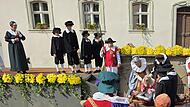 Halb tot wird der tapfere Michel Stapf vors Rathaus getragen, wo die B&uuml;rgermeisterstochter Ottilie um ihn weint.