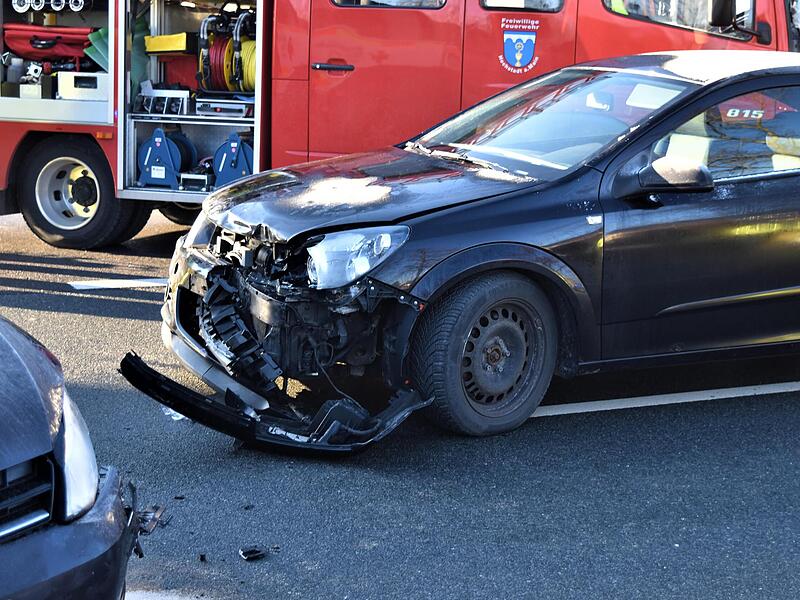 Die Bundesstraße musste während der Bergung gesperrt werden.
