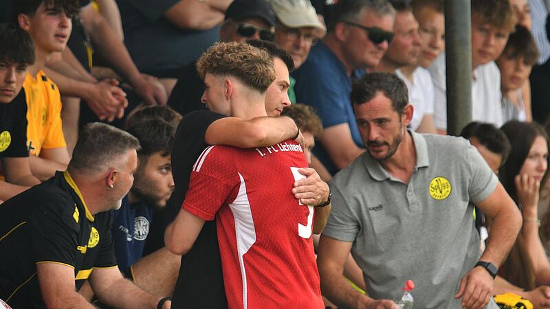 Emotionale Auswechslung: Tim Hartmann verl&auml;sst den Platz und wechselt in der kommenden Saison zum FC Coburg.