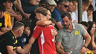 Emotionale Auswechslung: Tim Hartmann verlässt den Platz und wechselt in der kommenden Saison zum FC Coburg.