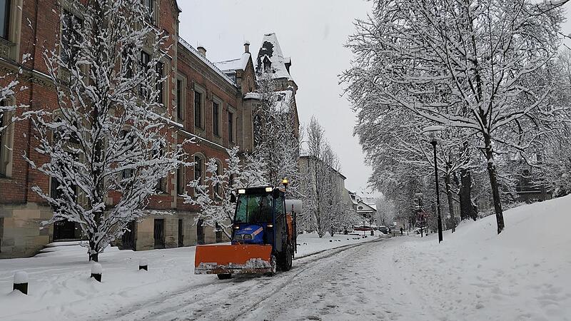 Ein R&auml;umfahrzeug bein Schnee r&auml;umen in Coburg