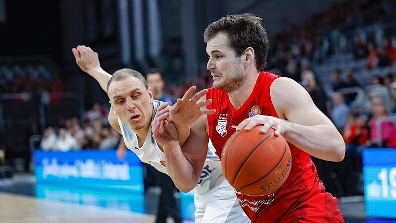 Der Braunschweiger Robin Amaize (l.) foult den zum Korb schneidenden Jaromir Bohacik.