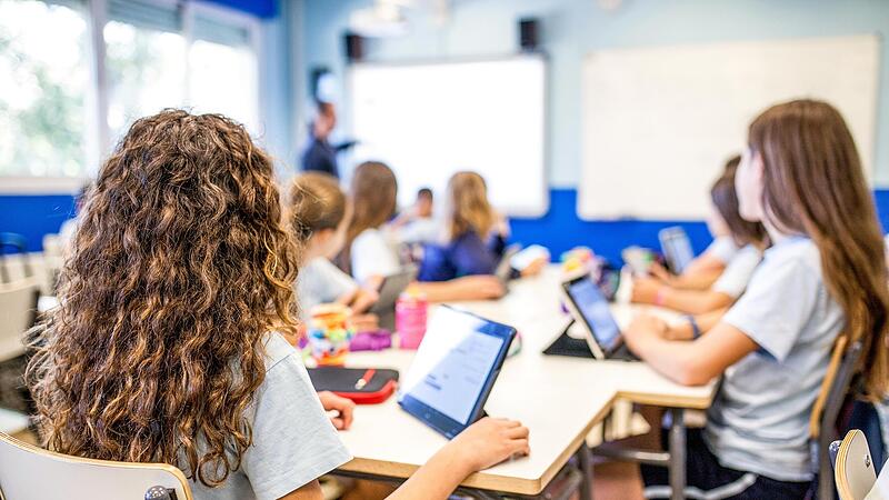 Wenn der Papierverbrauch um mehr als 50 Prozent reduziert wird, m&uuml;ssen Sch&uuml;ler, die iPad-Klassen besuchen oder am Schulversuch &bdquo;Digitale Schule der Zukunft&ldquo; teilnehmen, kein Papiergeld mehr bezahlen.
