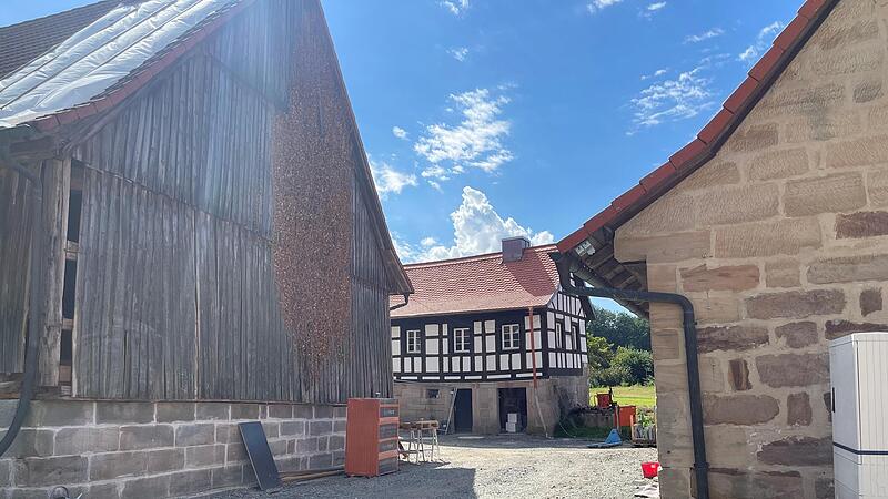 Die Scheune (links) mit Multifunktions-Eventfläche, das Austragshäuschen als Technikzentrale (Mitte) und das Haupthaus (rechts) bilden das künftige Herzstück des Heinersreuther Hofs. Die Scheune (links) mit Multifunktions-Eventfläche, das Austragshäuschen als Technikzentrale (Mitte) und das Haupthaus (rechts) bilden das künftige Herzstück des Heinersreuther Hofs.