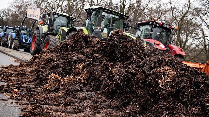 In Unterfranken haben Unbekannte Mist und Heuballen auf mehreren Bundesstra&szlig;en ausgebracht und den Verkehr behindert. Die Polizei ermittelt und sucht Zeugen.&nbsp; (Symbolbild)