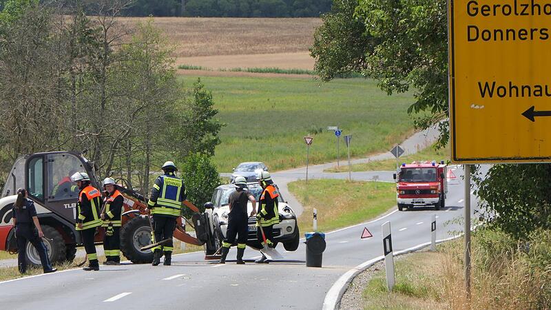 Eine ortsans&auml;ssige Baufirma unterst&uuml;tzte die Feuerwehr Wohnau bei den Bergungsarbeiten, so dass die Stra&szlig;e wieder z&uuml;gig f&uuml;r den Verkehr freigegeben werden konnte.