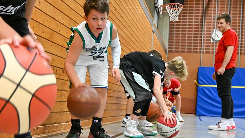 Vincent (weißes Trikot) übt im U10-Fördertraining das tiefe Dribbling. Trainer Benedikt Fösel kontrolliert die Gruppe, die sich aus Talenten aus verschiedenen Vereinen aus den Landkreisen Bamberg, Forchheim, Coburg, Erlangen-Höchstadt und Lichtenf...