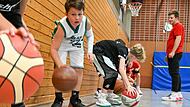 Vincent (weißes Trikot) übt im U10-Fördertraining das tiefe Dribbling. Trainer Benedikt Fösel kontrolliert die Gruppe, die sich aus Talenten aus verschiedenen Vereinen aus den Landkreisen Bamberg, Forchheim, Coburg, Erlangen-Höchstadt und Lichtenf...