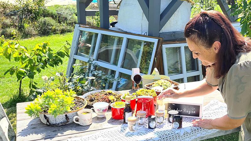 Kr&auml;uterfee Carola Kubik stellt Kr&auml;utersalze, Dips und Kr&auml;uter&ouml;le her.Forchheim & Fr&auml;nkische Schweiz