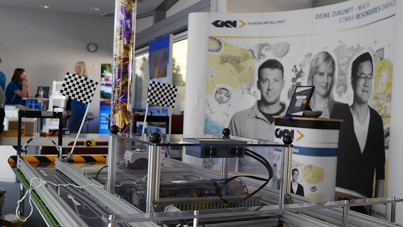 F&uuml;r den Tag der Ausbildung hatten die GKN-Azubis eine Modellauto-Rennstrecke mit eigenh&auml;ndig programmierter Zeitnahme als Eyecatcher aufgebaut.