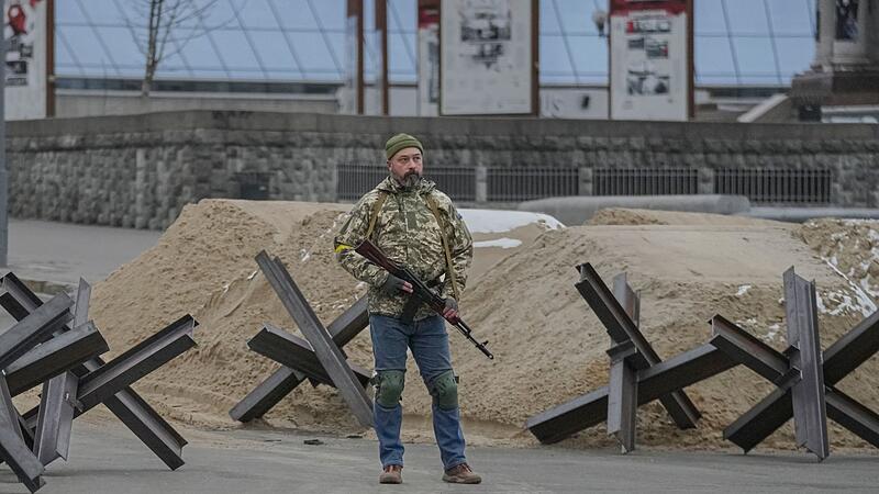 Bewaffneter Mann in Kiew