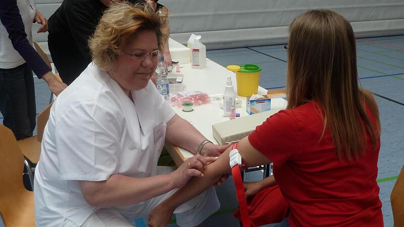 Bei der Typisierung 2011 ließen sich viele Bürger testen. Inzwischen ist der Vorgang einfacher geworden: Es muss kein Blut mehr genommen werden, ein Abstrich über Stäbchen genügt. Bei der Typisierung 2011 ließen sich viele Bürger testen. Inzwischen ist der Vorgang einfacher geworden: Es muss kein Blut mehr genommen werden, ein Abstrich über Stäbchen genügt.