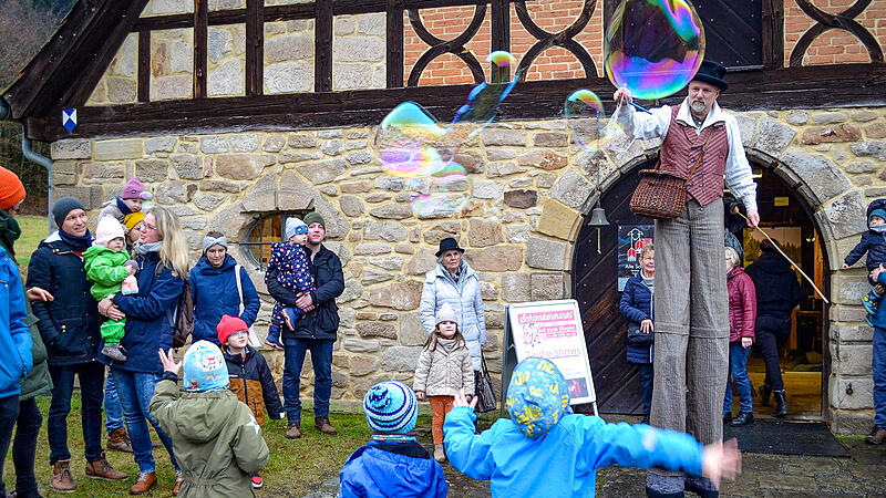 Gauklerei vom Feinsten: Jarimo aus Jena begeistert auf Stelzen mit riesengro&szlig;en Seifenblasen.
