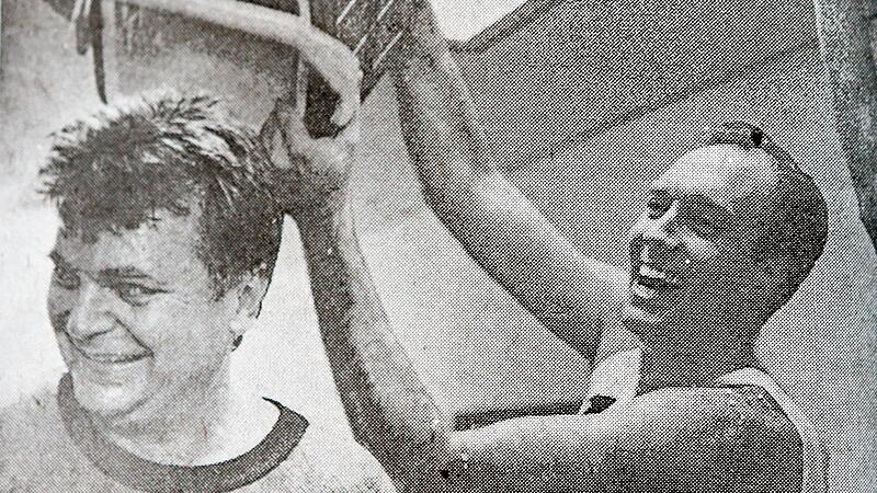 Peter Cole (rechts) nach seinem wohl größten sportlichen Erfolg: 1992 nach dem Pokalerfolg wurde Erfolgstrainer Terry Schofield nass. Die beiden pflegten ein enges Verhältnis.