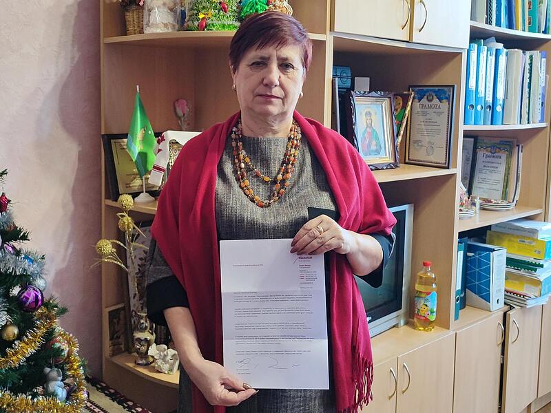 Nadja Biriuk, Abteilungsleiterin für Kultur im Gemeinderat von Iwankiw, zeigt den Brief von Bürgermeister Brehm. Nadja Biriuk, Abteilungsleiterin für Kultur im Gemeinderat von Iwankiw, zeigt den Brief von Bürgermeister Brehm.