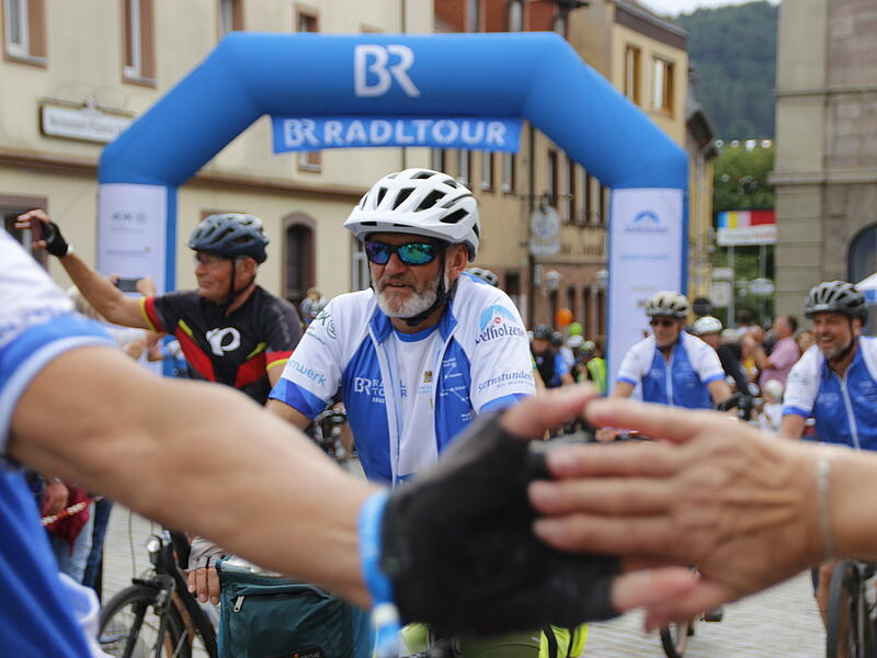 Zieleinfahrt der BR-Radltour 2025 in Hammelburg am MarktplatzZieleinfahrt der BR-Radltour 2025 in Hammelburg am Marktplatz