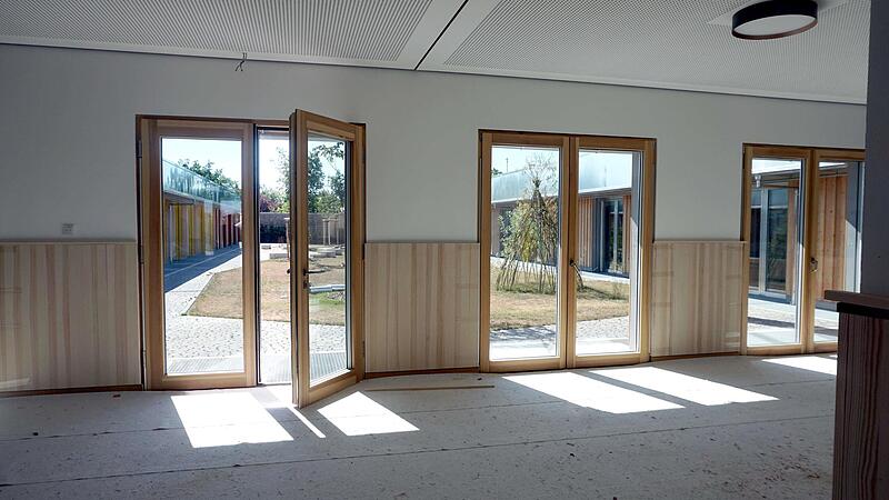 Im hufeisenförmigen Gebäude sind aktuell noch letzte Innenarbeiten zu erledigen.