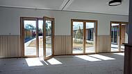 Im hufeisenförmigen Gebäude sind aktuell noch letzte Innenarbeiten zu erledigen.