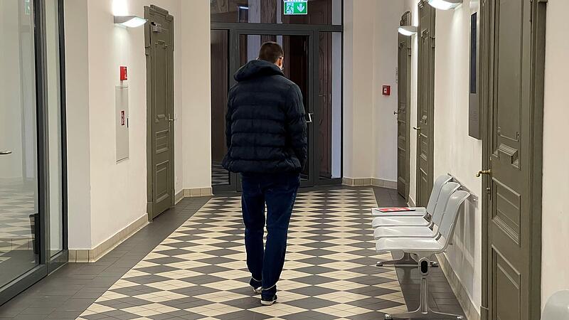 Einsam läuft Marcel E. vor Prozessbeginn den Gang vor dem Sitzungssaal auf und ab. Er trägt Fußfesseln.