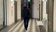 Einsam läuft Marcel E. vor Prozessbeginn den Gang vor dem Sitzungssaal auf und ab. Er trägt Fußfesseln.