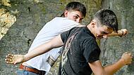 Zum ersten Mal Stuntman bei den Florian-Geyer-Festspielen in Giebelstadt: Julian Götz (links) und Jonas Härtel inszenieren in "Der Herr des Zorns" eine Prügelei. Dafür braucht es viel Vorbereitung.