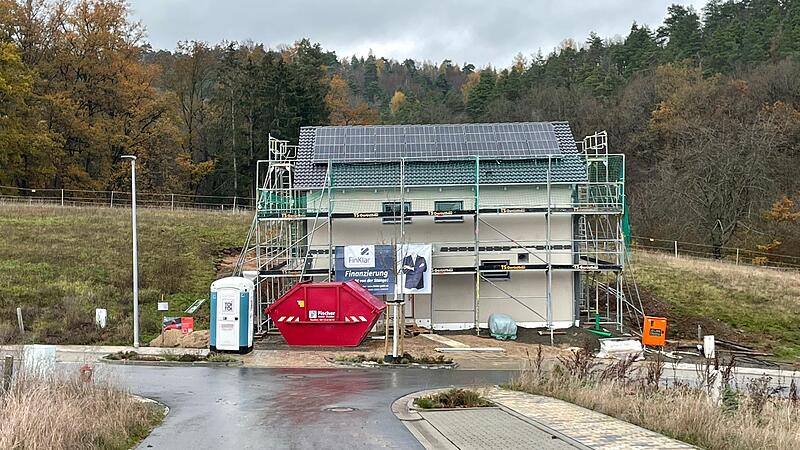 Das Baugebiet &bdquo;Brunnwiese&nbsp;II&ldquo; umfasst 28 Bauparzellen. Im ersten Haus findet derzeit der Innenausbau statt.