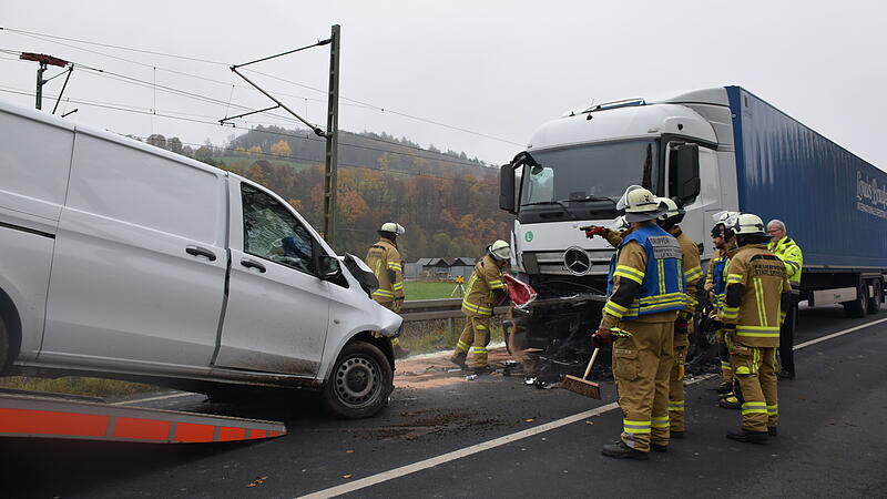 Unfall B 85 In Kronach: Transporter kracht in LastwagenUnfall B 85 In Kronach: Transporter kracht in Lastwagen Unfall B 85 In Kronach: Transporter kracht in LastwagenUnfall B 85 In Kronach: Transporter kracht in Lastwagen