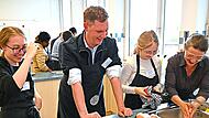 Bambergs Zweiter B&uuml;rgermeister Gl&uuml;senkamp schnippelt mit Sch&uuml;lerinnen und Sch&uuml;lern.Stadt Bamberg