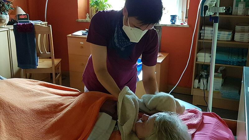 Ute Schirmer arbeitet für den mobilen Pflegedienst der Diakonie Kasendorf-Wonsees. Hier kümmert sich  die 41-Jährige um Angelika Suske, die seit   Jahren schwerst pflegebedürftig und  ans Bett gefesselt ist.