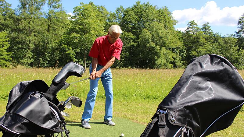 Armin Laake vom Golfclub in Bad Kissingen zeigt den neuen Naturgolfplatz im Staatsbad Bad Brückenau.