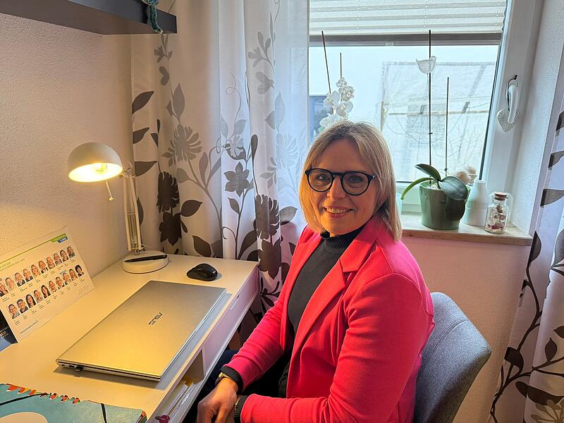 F&uuml;r ruhige Momente setzt sich Martina Hebendanz an ihren Schreibtisch in ihrem Arbeitszimmer. Die meiste Zeit arbeitet die 49-j&auml;hrige B&uuml;rgermeisterkandidatin am Esstisch im Wohnzimmer um n&auml;her an ihrer Familie zu sein.