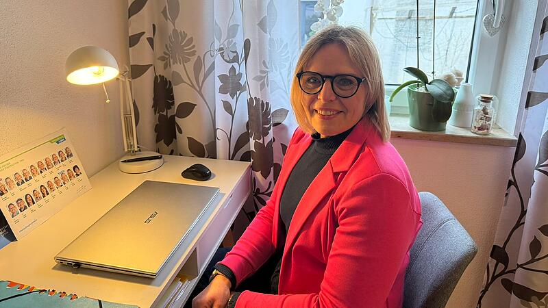 F&uuml;r ruhige Momente setzt sich Martina Hebendanz an ihren Schreibtisch in ihrem Arbeitszimmer. Die meiste Zeit arbeitet die 49-j&auml;hrige B&uuml;rgermeisterkandidatin am Esstisch im Wohnzimmer um n&auml;her an ihrer Familie zu sein.