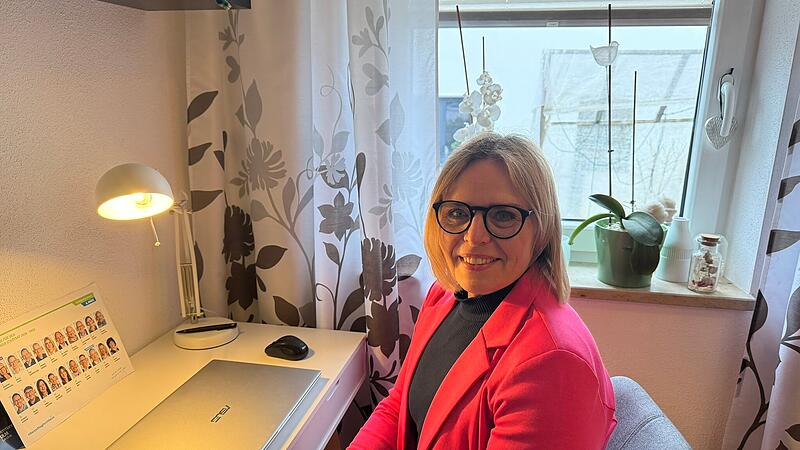 F&uuml;r ruhige Momente setzt sich Martina Hebendanz an ihren Schreibtisch in ihrem Arbeitszimmer. Die meiste Zeit arbeitet die 49-j&auml;hrige B&uuml;rgermeisterkandidatin am Esstisch im Wohnzimmer um n&auml;her an ihrer Familie zu sein.