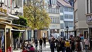 Frühlingsgefühle im Herbst? Am Montag war das – wetterbedingt – tatsächlich so. Doch auch ein Blick auf die Leerstände, die weniger werden, macht Hoffnung.