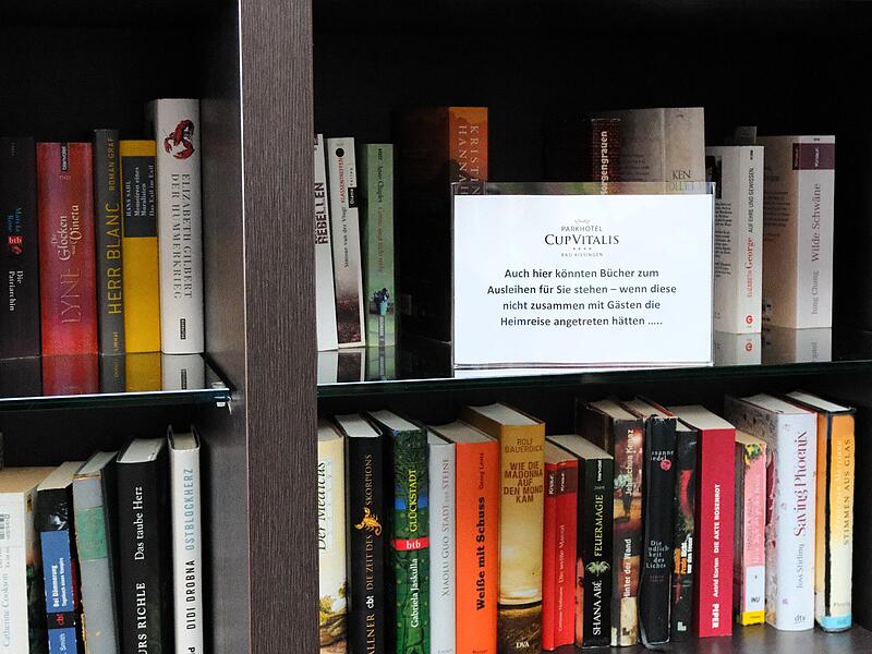 Nicht alle Bücher finden den Weg zurück ins Regal: Mit einem augenzwinkernden Hinweis macht das Parkhotel Cup Vitalis in seiner Bibliothek auf verschwundene Bücher aufmerksam. Nicht alle Bücher finden den Weg zurück ins Regal: Mit einem augenzwinkernden Hinweis macht das Parkhotel Cup Vitalis in seiner Bibliothek auf verschwundene Bücher aufmerksam.