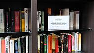 Nicht alle Bücher finden den Weg zurück ins Regal: Mit einem augenzwinkernden Hinweis macht das Parkhotel Cup Vitalis in seiner Bibliothek auf verschwundene Bücher aufmerksam. Nicht alle Bücher finden den Weg zurück ins Regal: Mit einem augenzwinkernden Hinweis macht das Parkhotel Cup Vitalis in seiner Bibliothek auf verschwundene Bücher aufmerksam.