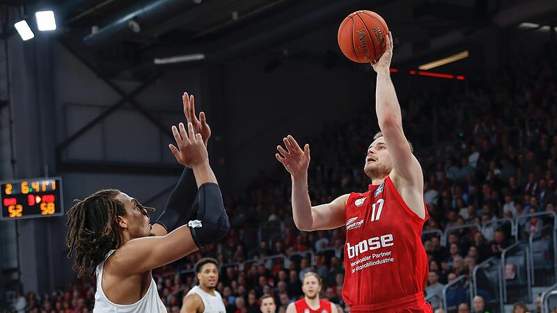 Brose-Fl&uuml;gelspieler Jaromir Bohacik (re.) punktet im Hinspiel, das die Bamberger mit 87:94 verloren,  gegen Freddie Gillespie.