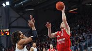 Brose-Flügelspieler Jaromir Bohacik (re.) punktet im Hinspiel, das die Bamberger mit 87:94 verloren,  gegen Freddie Gillespie.