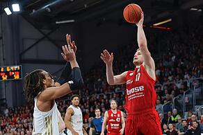 Brose-Fl&uuml;gelspieler Jaromir Bohacik (re.) punktet im Hinspiel, das die Bamberger mit 87:94 verloren,  gegen Freddie Gillespie.