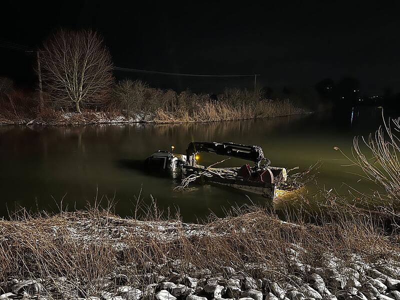Lkw versinkt in Fluss - Großeinsatz wegen BergungGroße Bergungsaktion: Lkw versinkt in Fluss Lkw versinkt in Fluss - Großeinsatz wegen BergungGroße Bergungsaktion: Lkw versinkt in Fluss