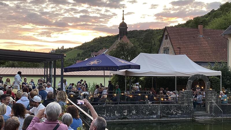 Idyllisch beleuchtet war der Anger in Engenthal am Abend.