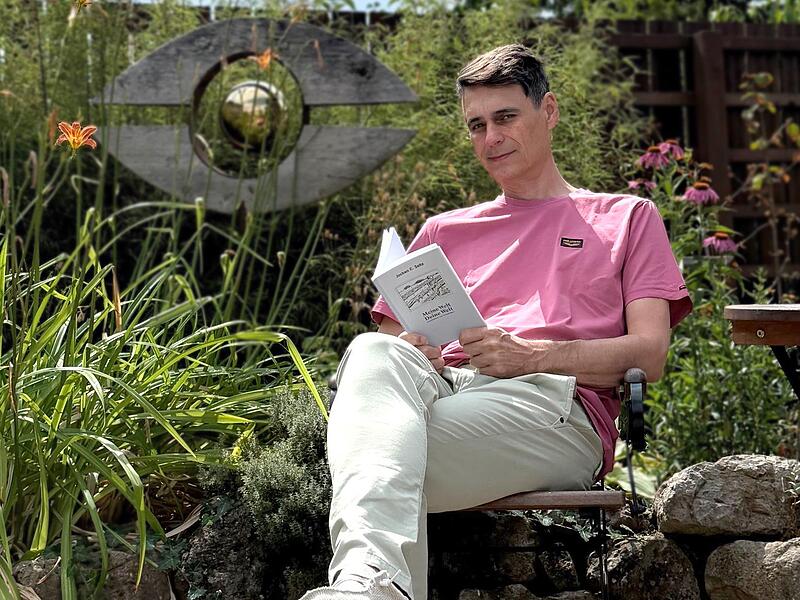 Jochen Seitz liest aus &bdquo;Meine Welt, Deine Welt: Geschichten zum Nachdenken&ldquo;.