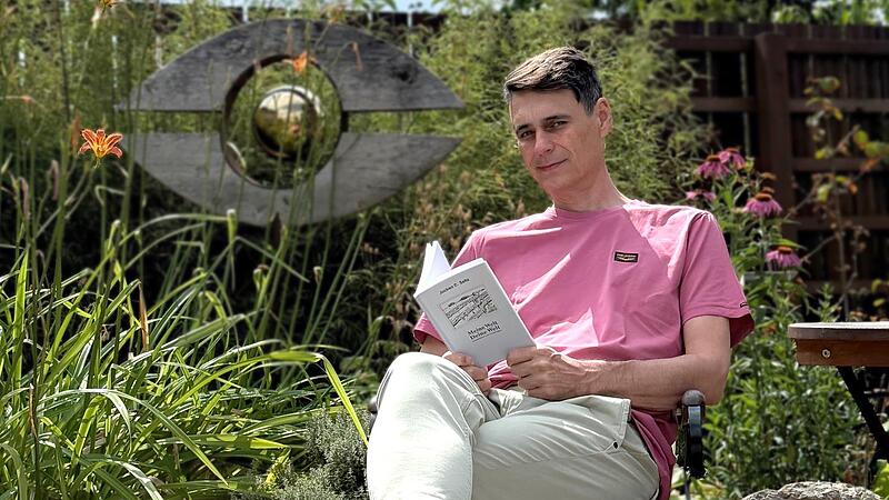 Jochen Seitz liest aus &bdquo;Meine Welt, Deine Welt: Geschichten zum Nachdenken&ldquo;.