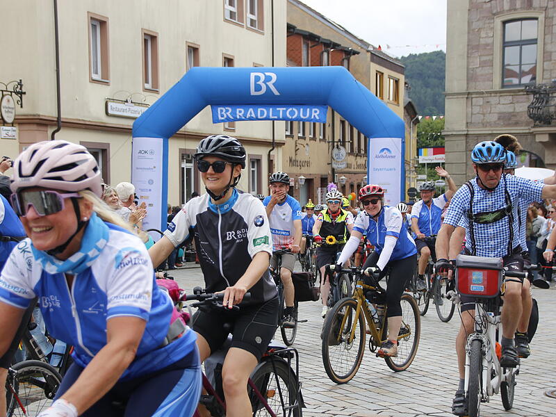 Zieleinfahrt der BR-Radltour 2025 in Hammelburg am MarktplatzZieleinfahrt der BR-Radltour 2025 in Hammelburg am Marktplatz