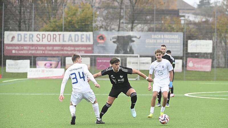Jason Geißendörfer (M.) kehrt nach zwei überzeugenden Auftritten in der Bezirksliga-Mannschaft zurück in den Kader der ersten Mannschaft des FC Coburg.