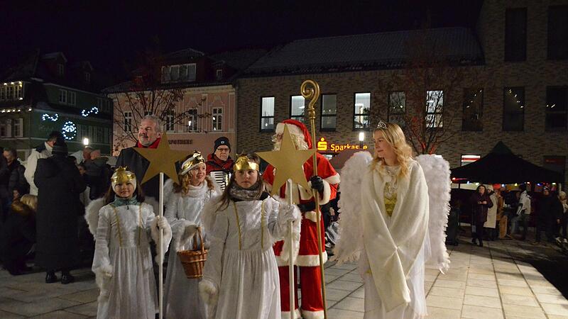 Wenn das Christkind mit Nikolaus, Engeln und Oberbürgermeister am Eröffnungstag auf den Markt schreitet, ist alles friedlich. Da gibt es aber auch keine Geschenke.
