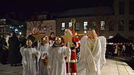 Wenn das Christkind mit Nikolaus, Engeln und Oberbürgermeister am Eröffnungstag auf den Markt schreitet, ist alles friedlich. Da gibt es aber auch keine Geschenke.