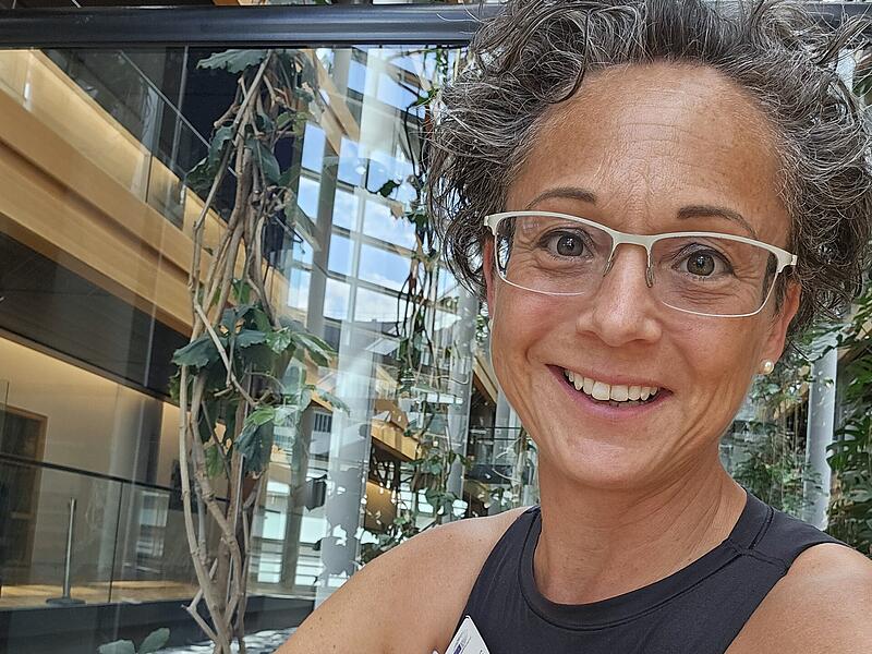 Stefanie Schneider will die Bedingungen für Frauen in der Politik verbessern. Stefanie Schneider sitzt im Europaparlament in Straßburg.